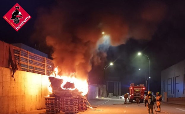 Arde un barco sobre unos palets en el polígono industrial La Pedrera de Benissa