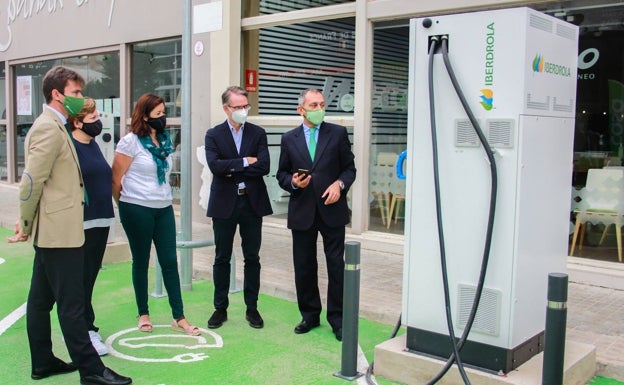 Tres nuevos puntos de recarga para vehículos eléctricos en el centro comercial Parque Albufera de Alfafar