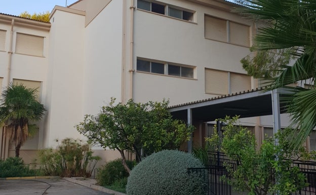 Carlet adecúa el exterior del CEIP Sant Bernat