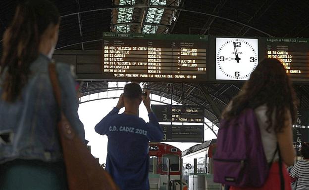 «Hemos estado esperando el tren en Alzira hora y media»