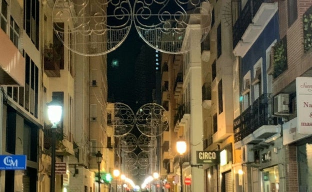 Alicante comienza a instalar la iluminación navideña con más de 870 arcos y guirnaldas gigantes