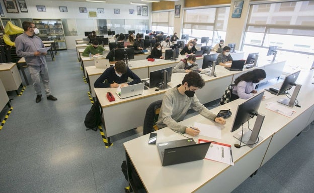 Las universidades tienen menos profesores fijos de los que exigirá la ley Castells