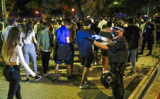 Los sindicatos alertan: faltan vehículos y policía locales para controlar el botellón en Valencia