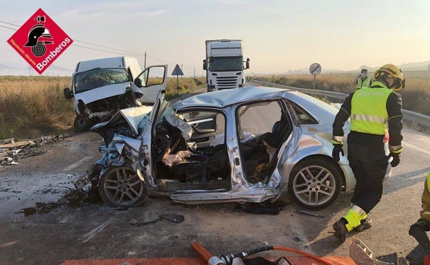 Dos fallecidos y cuatro heridos en un accidente de tráfico entre Monóvar y Pinoso