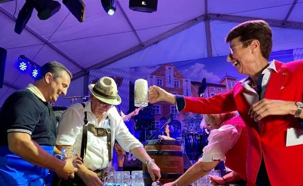 El Oktoberfest de La Nucía abre el primero de los muchos barriles que servirá hasta el 12 de octubre