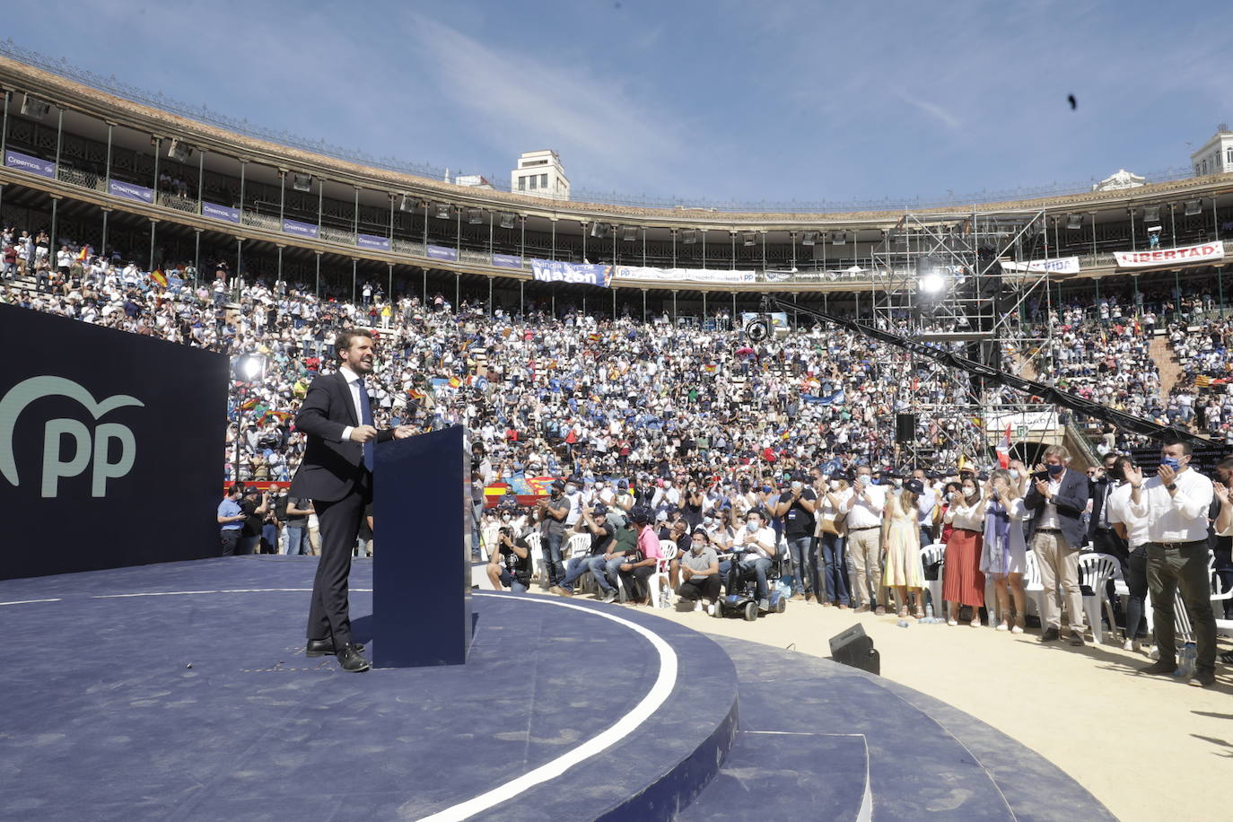 Las fotos del llenazo del PP en la plaza de toros de Valencia