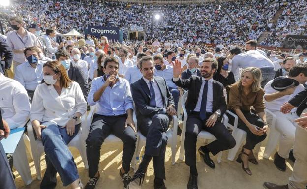 Casado y el PPCV exhiben perfil valencianista y se reconcilian con Barberá