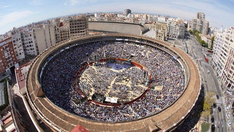 El PSOE replica el mitin del PP en plaza de toros con uno de Sánchez en Feria