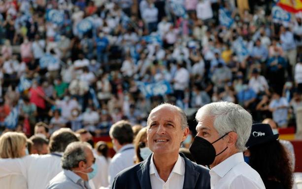 Camps vuelve a un acto del PP 10 años después para apoyar a Casado y a Mazón