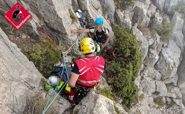 Los bomberos rescatan a un escalador en el Puig Campana tras casi 24 horas de trabajos