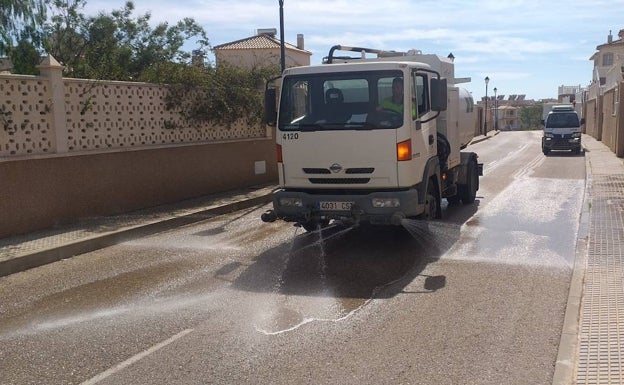 Castalla refuerza el servicio de limpieza viaria con más baldeos