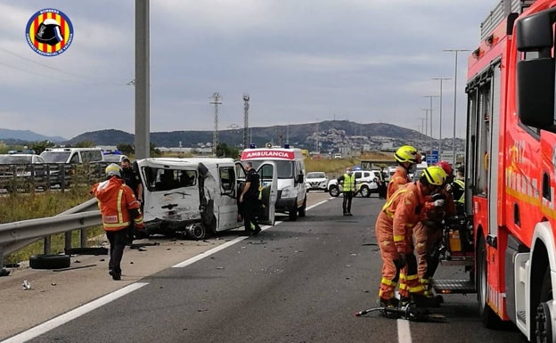 Los bomberos del Consorcio excarcelan a dos personas en un accidente en la CV-36