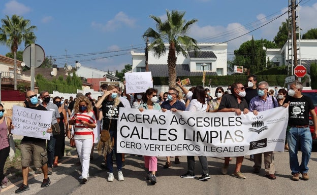 Vecinos de La Canyada de Paterna se manifiestan para protestar por el estado de las aceras