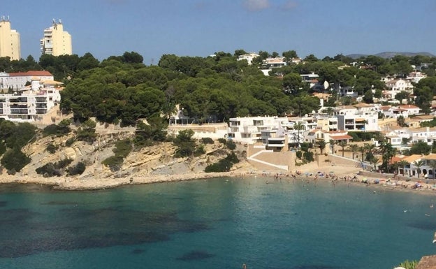 Reabren al baño las playas de Moraira tras avistarse un tiburón el sábado