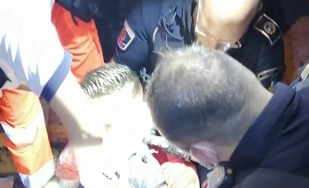 Dos policías salvan la vida a un hombre apuñalado en el cuello en Burjassot al frenar la hemorragia