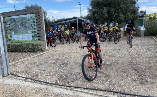 La escuela de bicicleta de montaña de Carlos Coloma ya pedalea en La Nucía