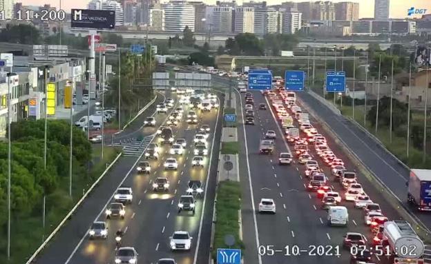 Varios atascos complican la entrada a Valencia esta mañana