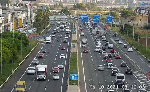 Un atasco de 10 kilómetros colapsa la entrada a Valencia por la pista de Silla