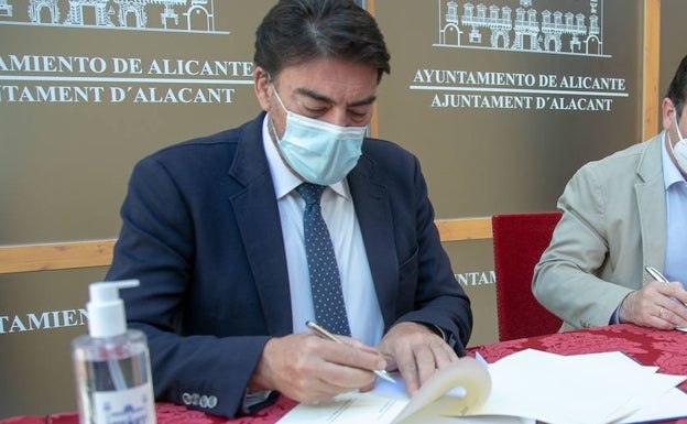 Barcala avisa que el Ayuntamiento no aplicará la «subida salvaje» del IBI para gravar los pisos vacíos