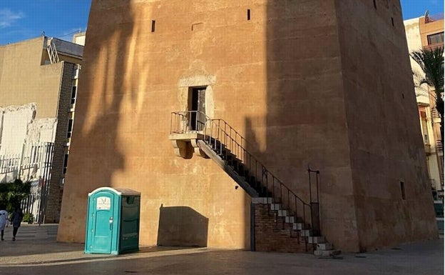 Los populares de Torrent denuncian suciedad, pintadas y el mal uso del entorno de la Torre