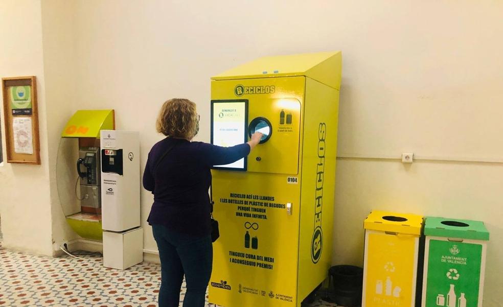 Valencia amplía la red de máquinas de recogida de envases con premios para los usuarios