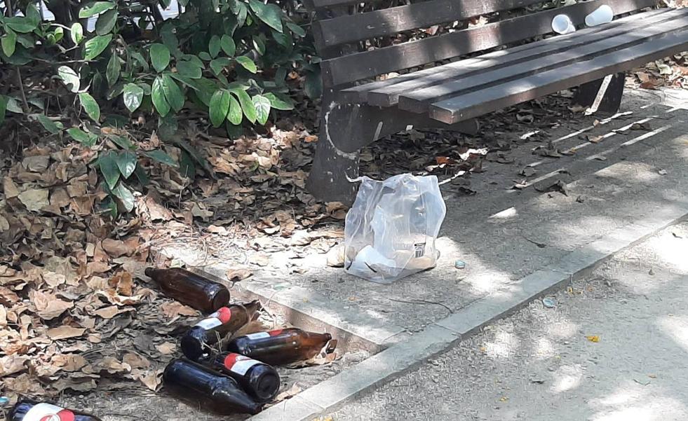 Los vecinos denuncian el botellón y fiestas en jardines y canchas de Hermanos Maristas