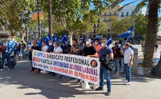 Protesta de policías y bomberos en Valencia por la falta de personal