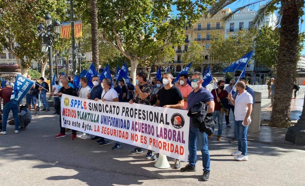 Protesta de policías y bomberos en Valencia por la falta de personal