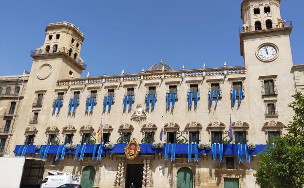 Música y folclore en el Ayuntamiento de Alicante para celebrar el 9 d'Octubre