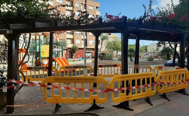 El PP de Paiporta pide la reparación urgente de las pérgolas de la plaza de la Casota