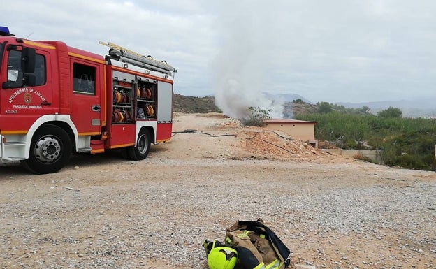 Los bomberos controlan a tiempo un incendio en la pirotecnia Alacantina de Focs i Artifici