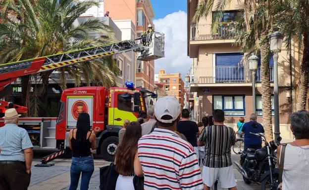 Los bomberos rescatan a un niño que estaba solo en su casa en Valencia y lloraba en el balcón