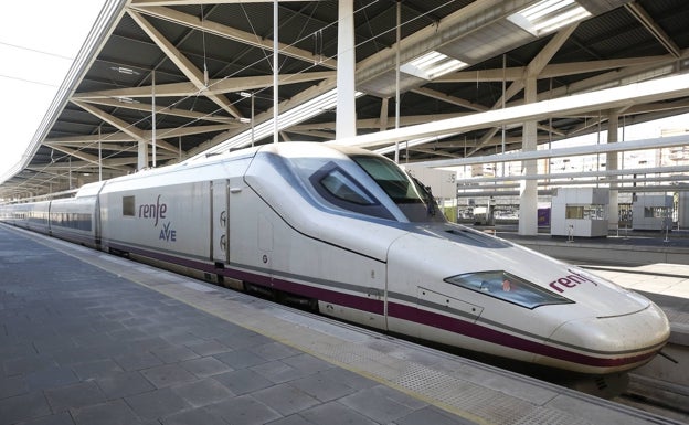 Renfe refuerza el puente con 12.000 plazas extra en los AVE y trenes de larga distancia con la Comunitat