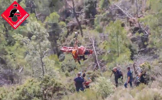 Rescatan a un motorista herido tras caer por un barranco en La Carrasqueta