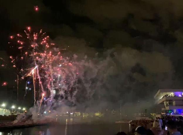 Así fue el espectacular castillo de Ricasa en la Marina de Valencia en la víspera del 9 d'Octubre