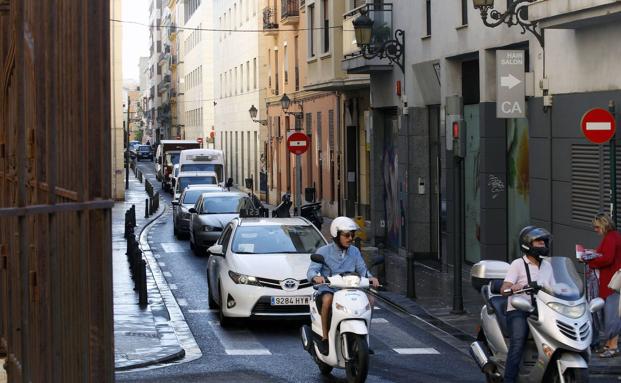 ¿Quién puede circular en coche por Ciutat Vella sin que le multen?