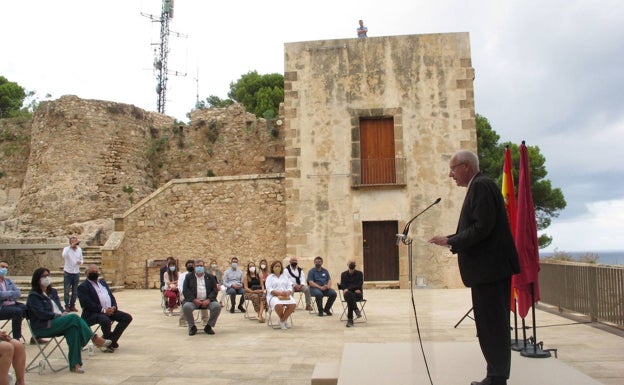 Las reivindicaciones de tren y la financiación justa resurgen en Dénia en la celebración del 9 d'Octubre