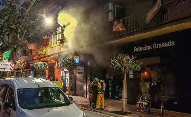 Desalojan un edificio en Benidorm por un incendio en una tienda de electrodomésticos