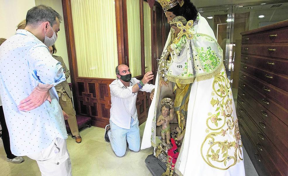 Un manto de todos para la Virgen
