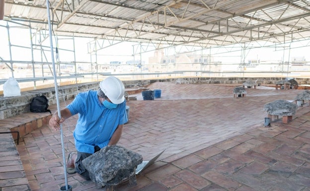 Buscan las goteras que dañan los frescos en la cubierta de la catedral de Valencia