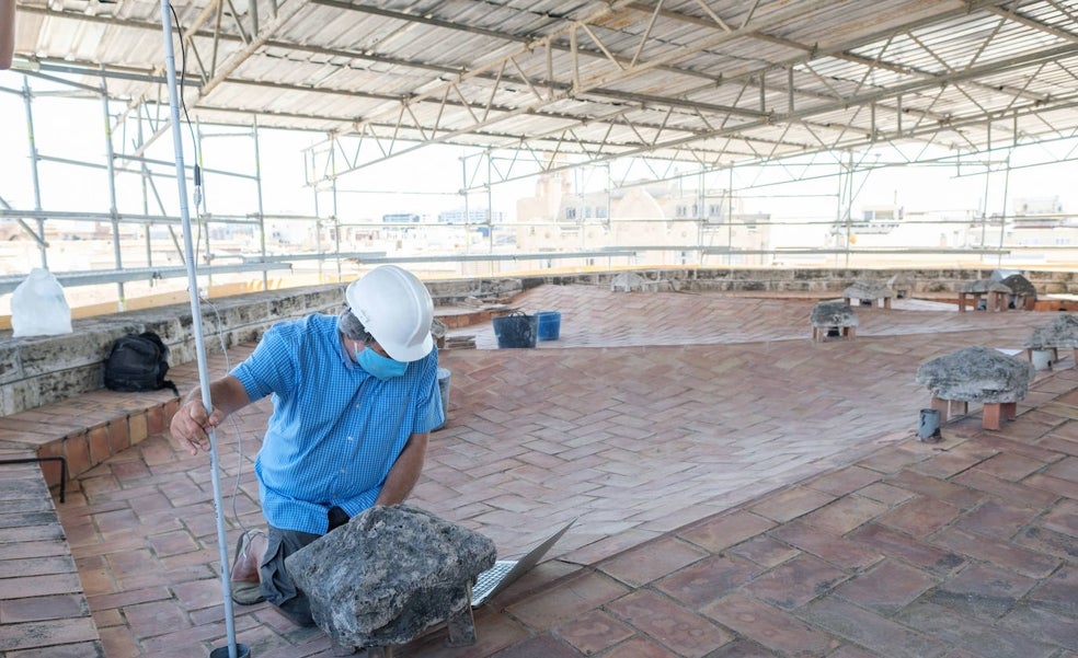Buscan las goteras que dañan los frescos en la cubierta de la catedral de Valencia