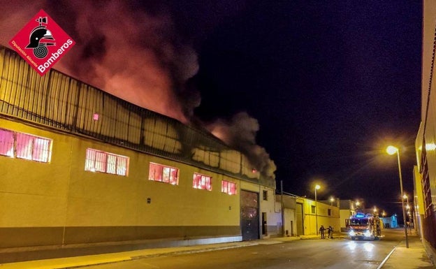 Un incendio arrasa un taller de calzado de Catral