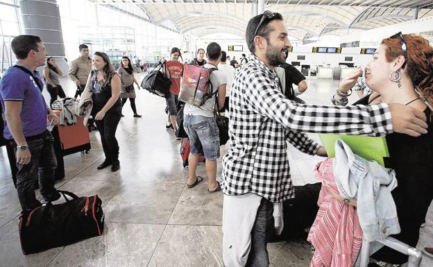 El Gobierno vuelve a permitir que amigos y familiares de viajeros accedan a los aeropuertos