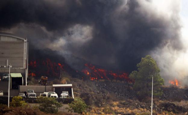 Confinan a 3.000 personas en La Palma por la liberación de gases tras incendiar la colada de lava una fábrica de cemento