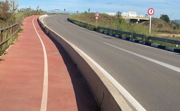 Vecinos de una urbanización de Riba-roja exigen una pasarela para llegar al metro