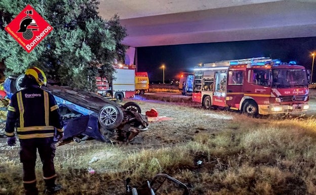 Cuatro personas resultan heridas tras salirse de la carretera y volcar con su coche en la rotonda de la Universidad de Sant Vicent