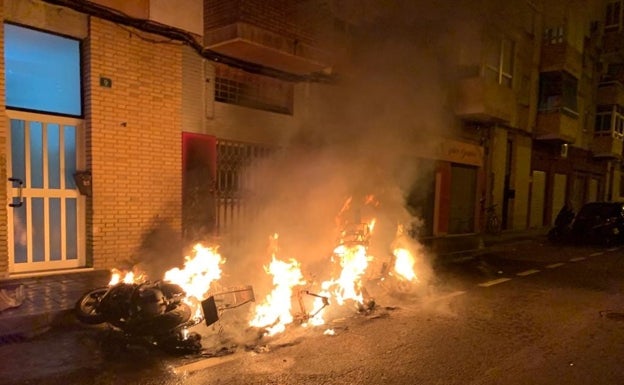 Aparatoso incendio de cinco motocicletas esta madrugada en la zona norte de Alicante