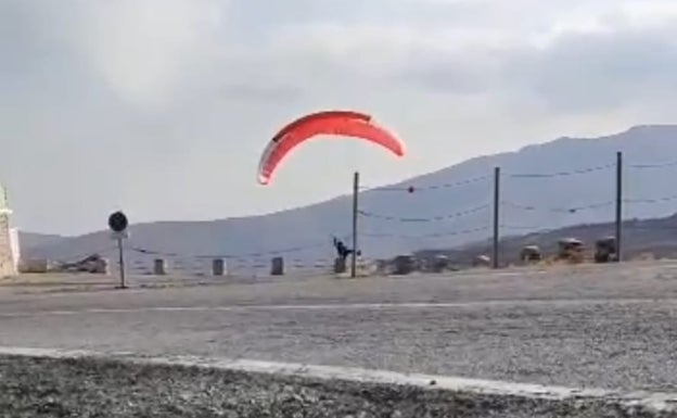 Un policía fuera de servicio de Benifaió rescata a un parapentista en Sierra Nevada