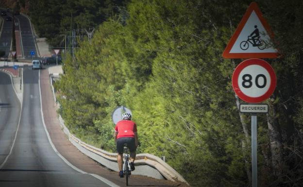 La DGT avisa a los ciclistas: no llevar estos elementos acarrea importantes multas