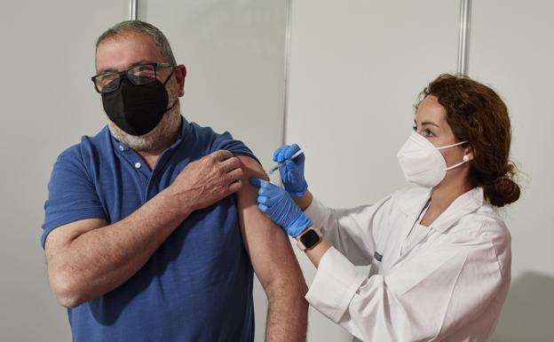 Sanidad hace un llamamiento a los jóvenes para vacunarse de la gripe